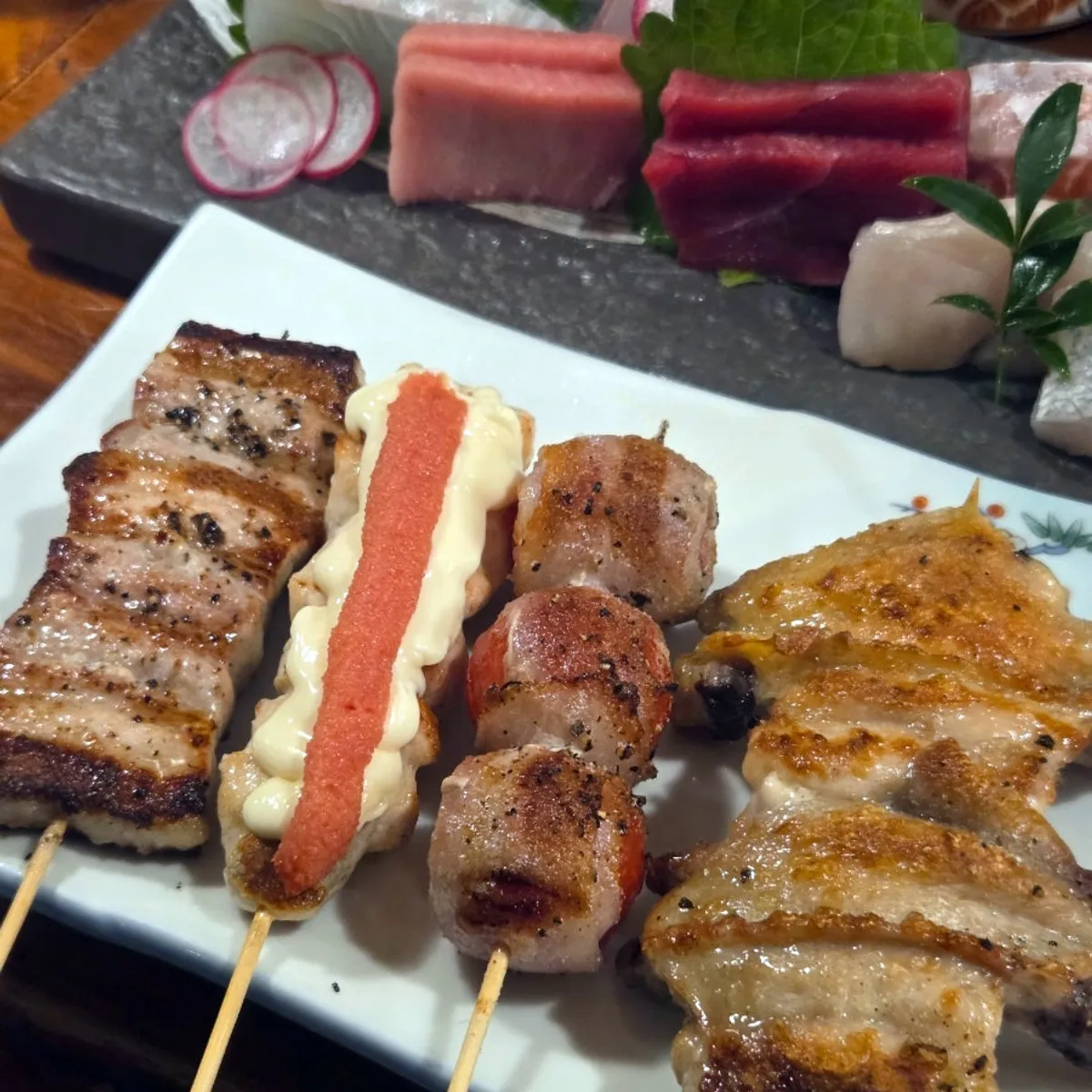 갓 구워 나온 꼬치와 맥주잔