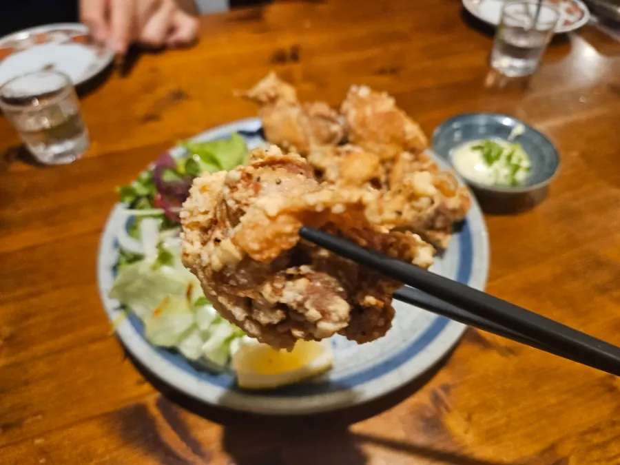 Picking up hot chicken karaage right away