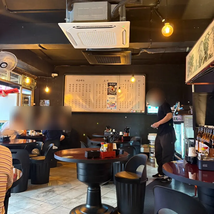 수산 사당본점 1층 옆 화장실과 지하층 입구