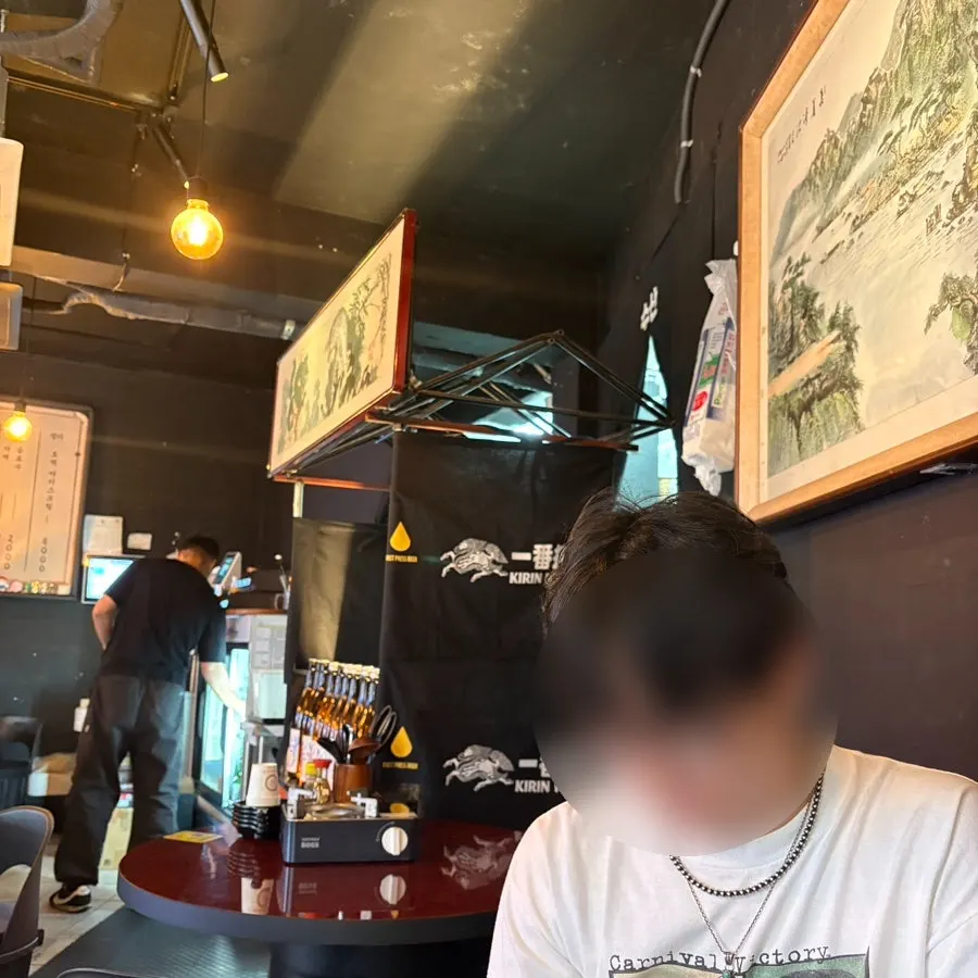 토요일 저녁 손님이 앉아 있는 수산 사당본점 1층 내부
