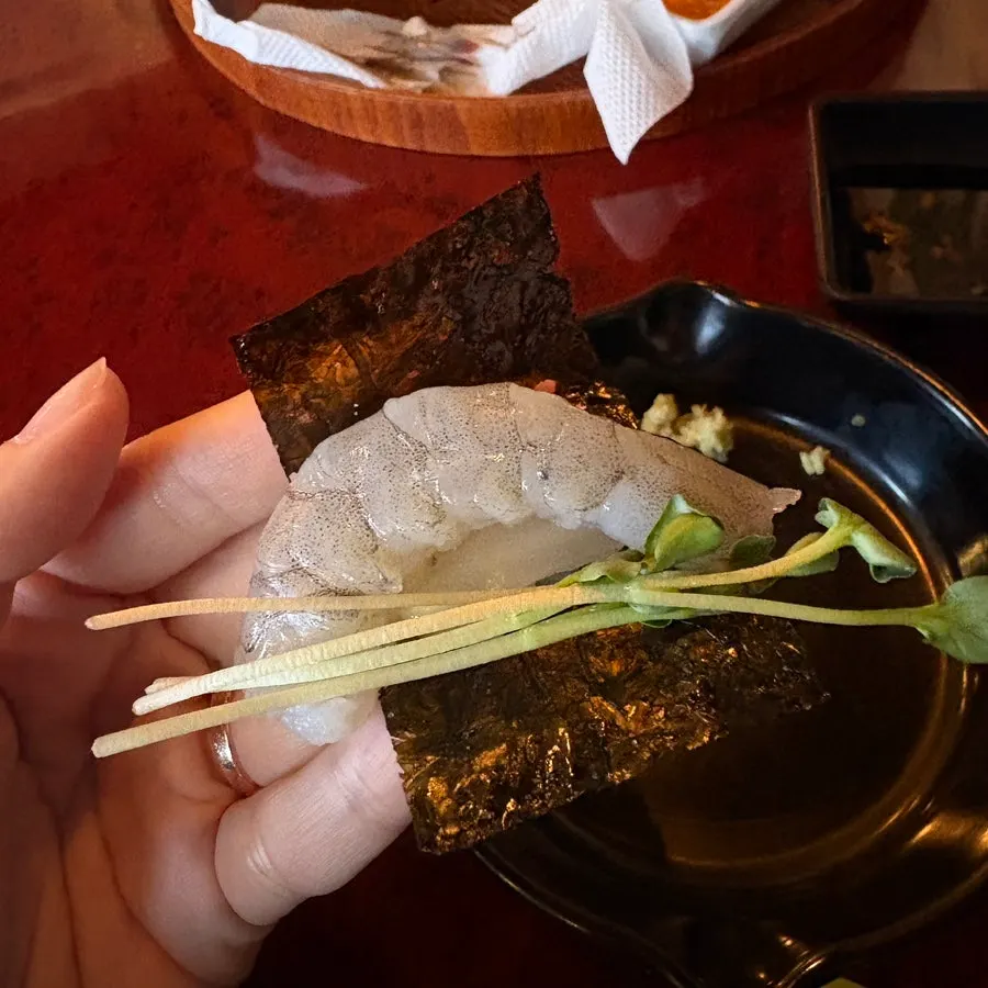 생새우를 김과 백김치, 무순에 올려 먹는 모습