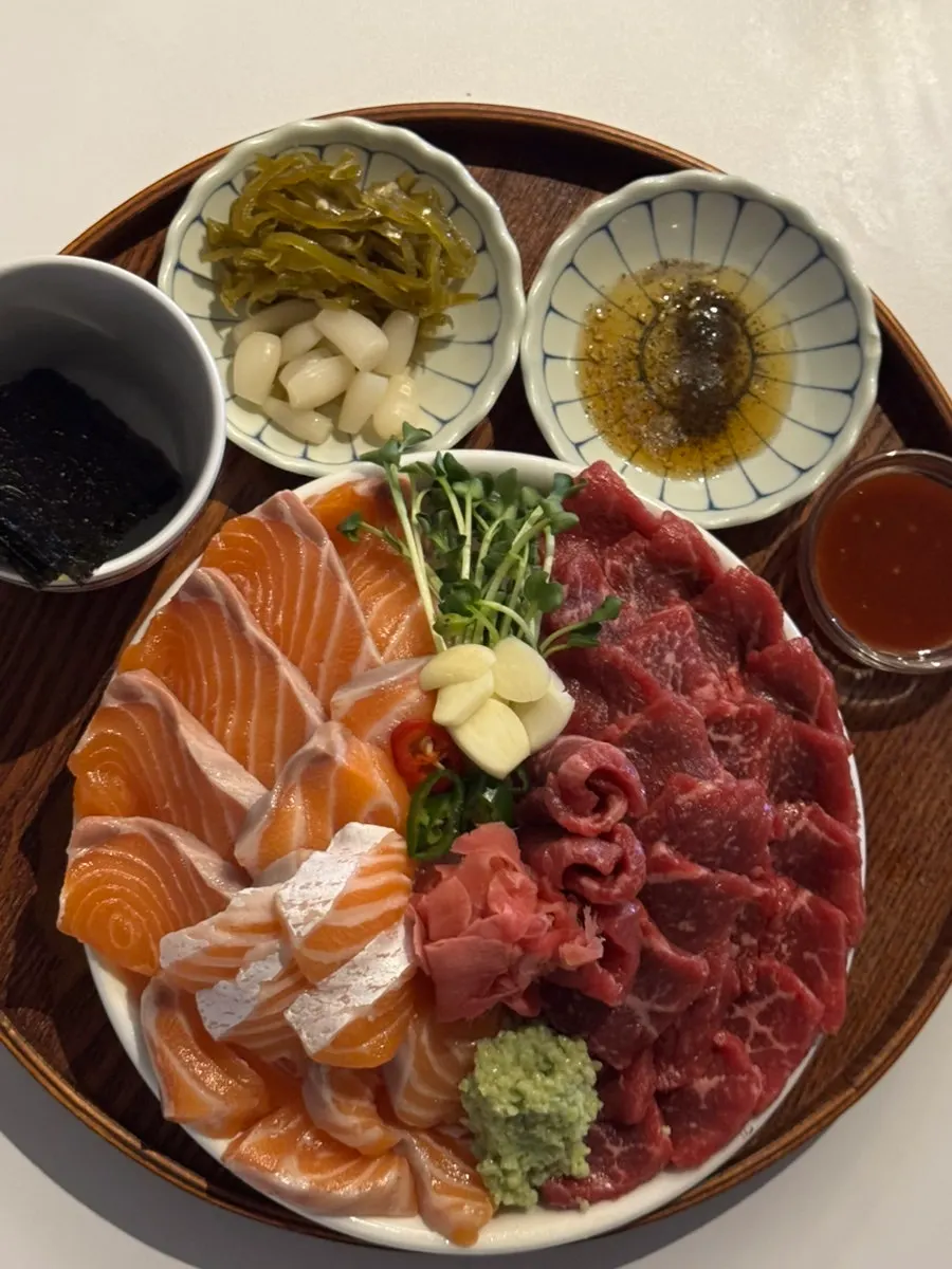 A plate of half salmon, half beef sashimi (yeonban-yukban)