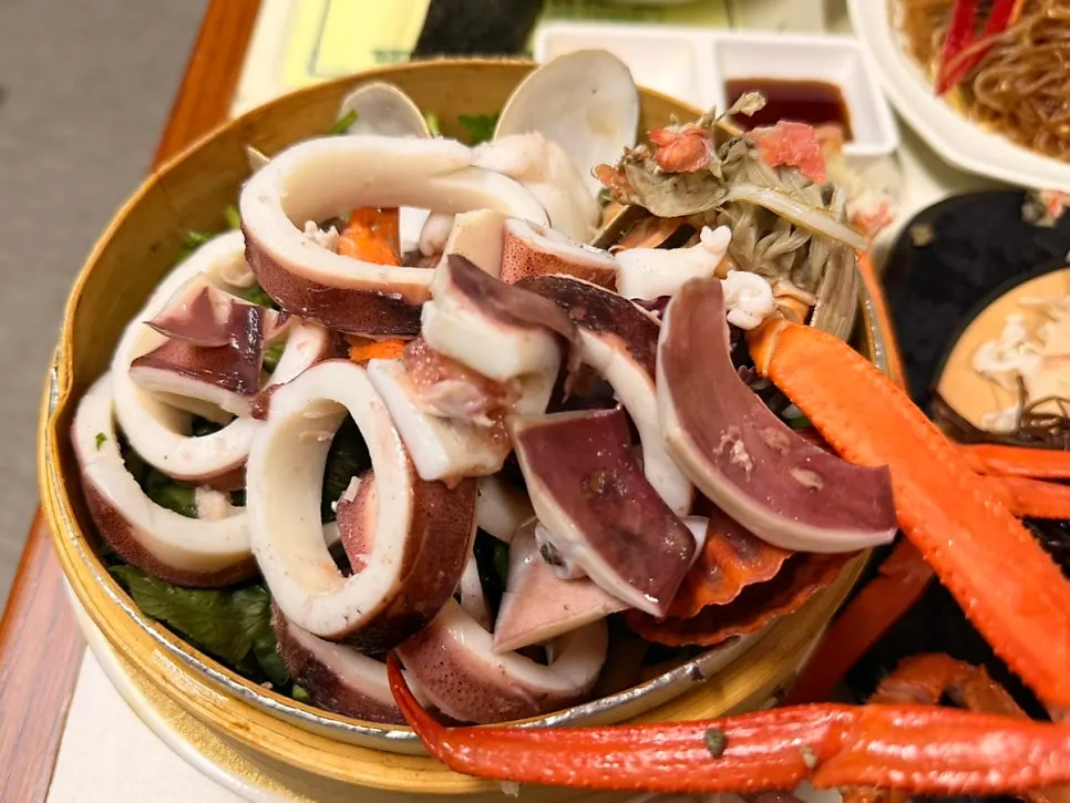 해물찜과 함께 차려진 술상