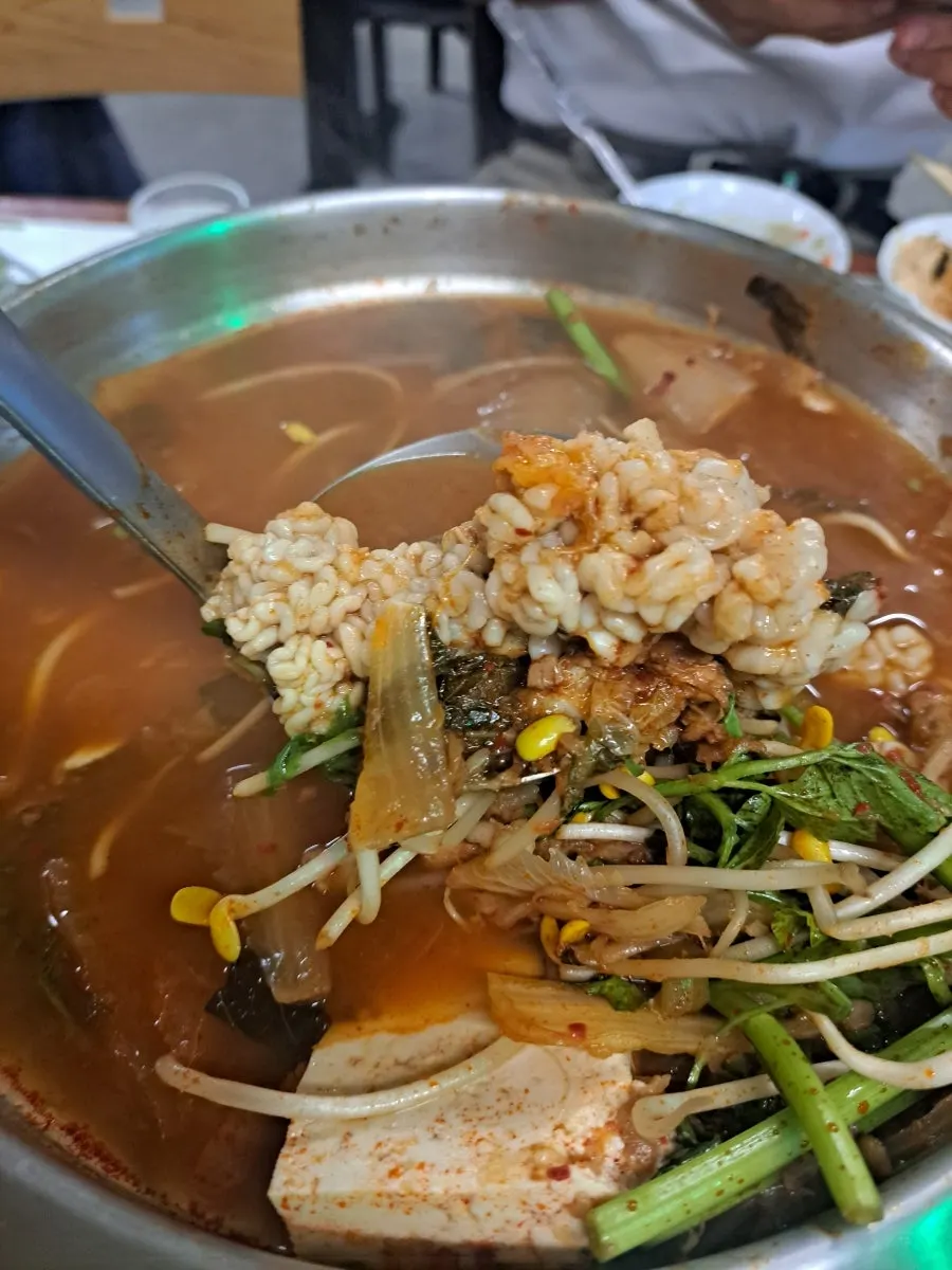 ปลากะพงแดง หมูทอด และแฮมุลพาจอน