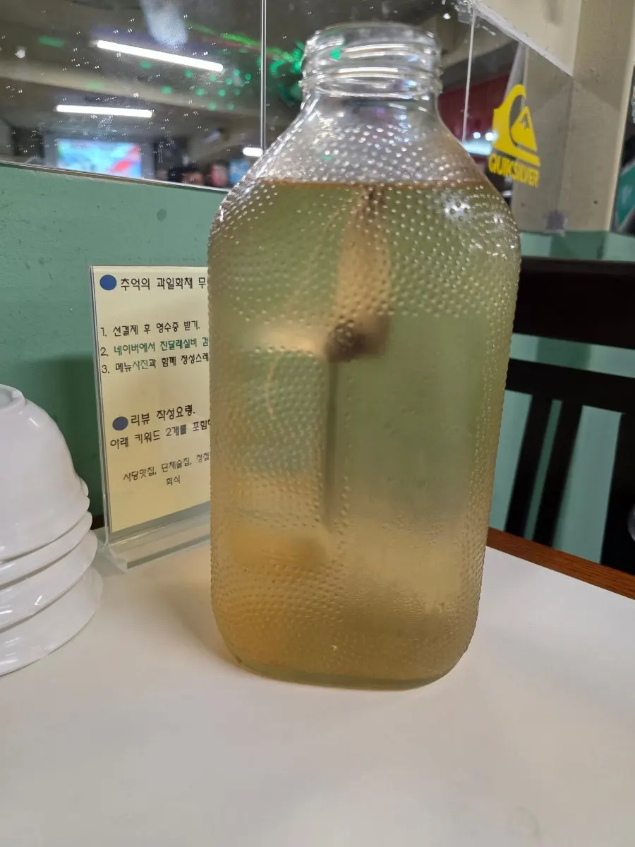 진달래코스와 주류가 적힌 진달래실비 메뉴판
