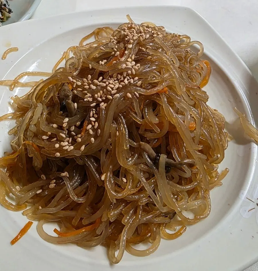 따끈하고 탱탱한 식감의 잡채