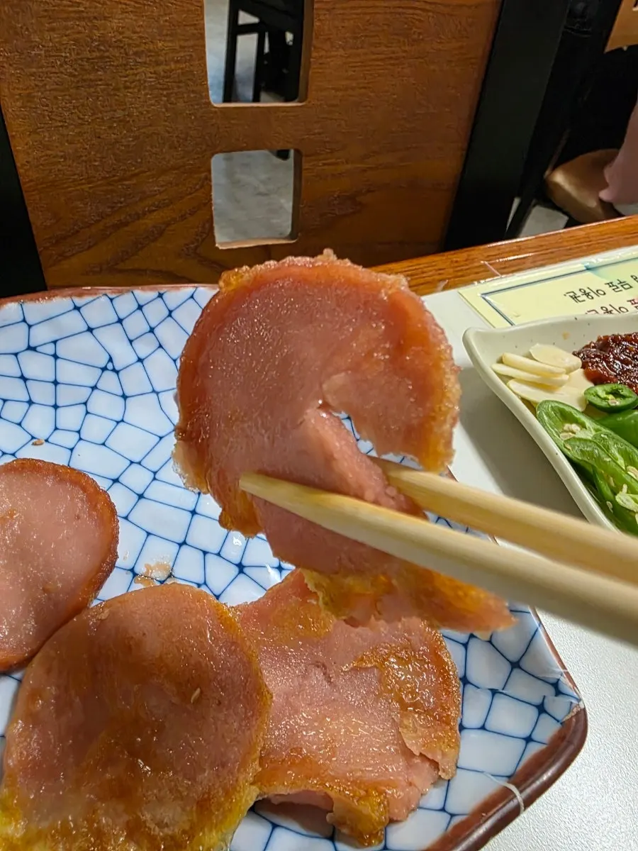 간장게장과 함께 차려진 술상