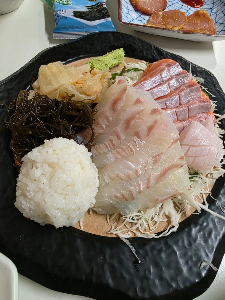 가리비찜과 오징어, 새우가 함께 올라간 대게찜