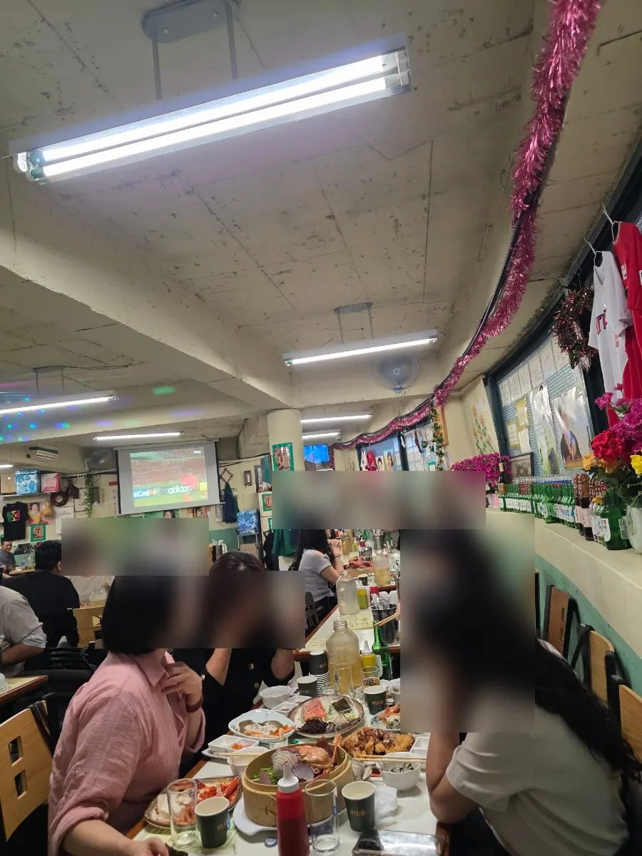 빈자리 없이 손님이 들어찬 진달래실비 매장 풍경