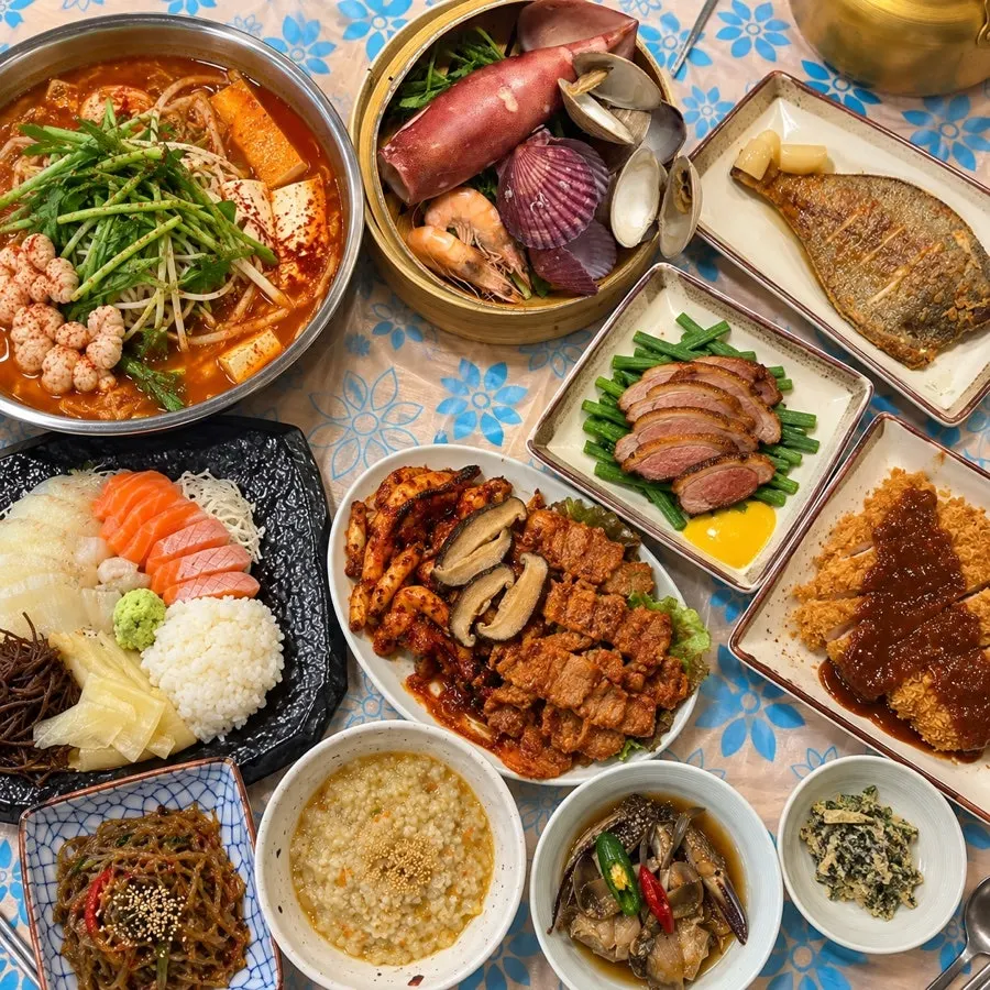 Full table spread of the Jindallae course for two