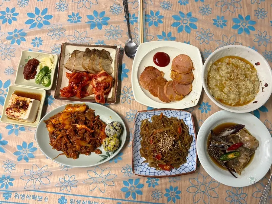 Jindallae Silbi's 8 basic Korean dishes spread