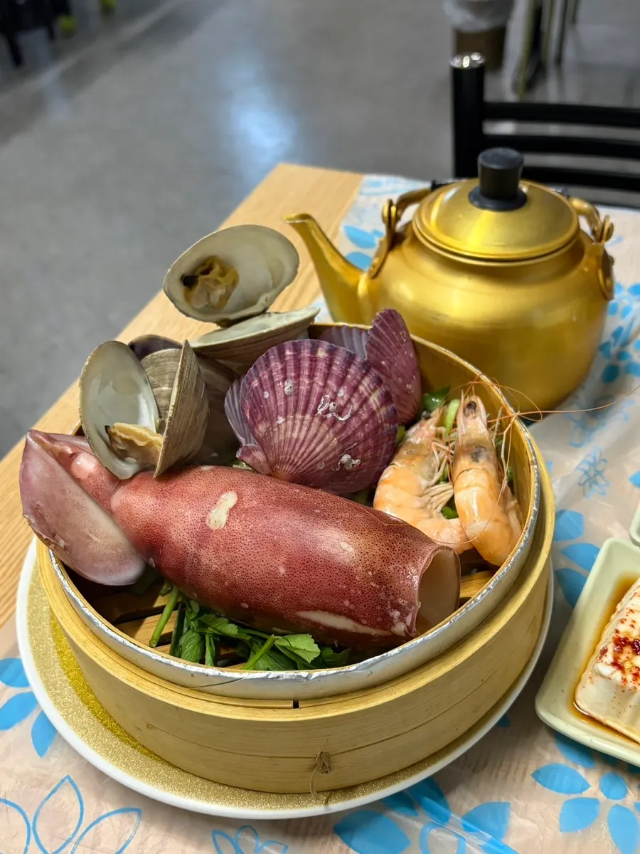 Boiled squid, clams, shrimp and minari