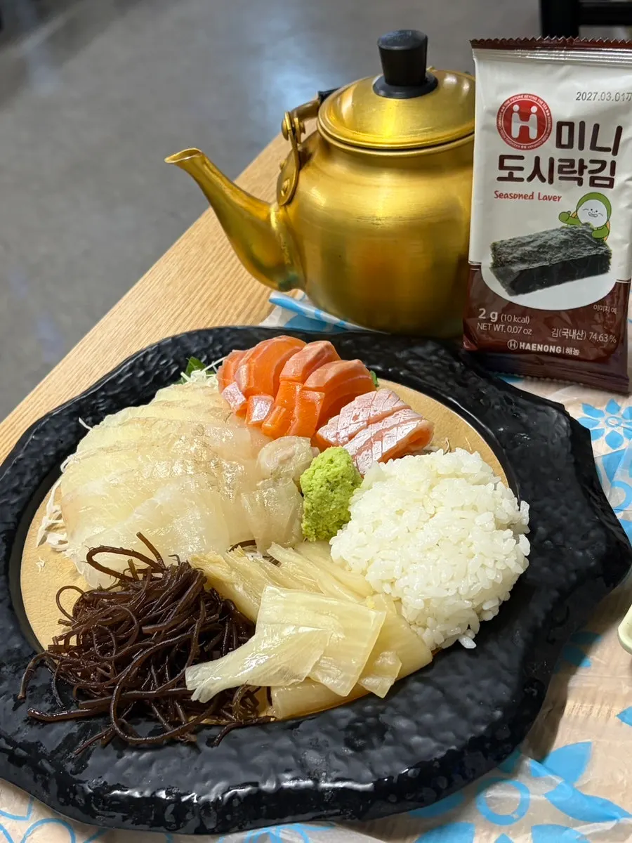 Salmon and flounder sashimi with sushi rice and seaweed