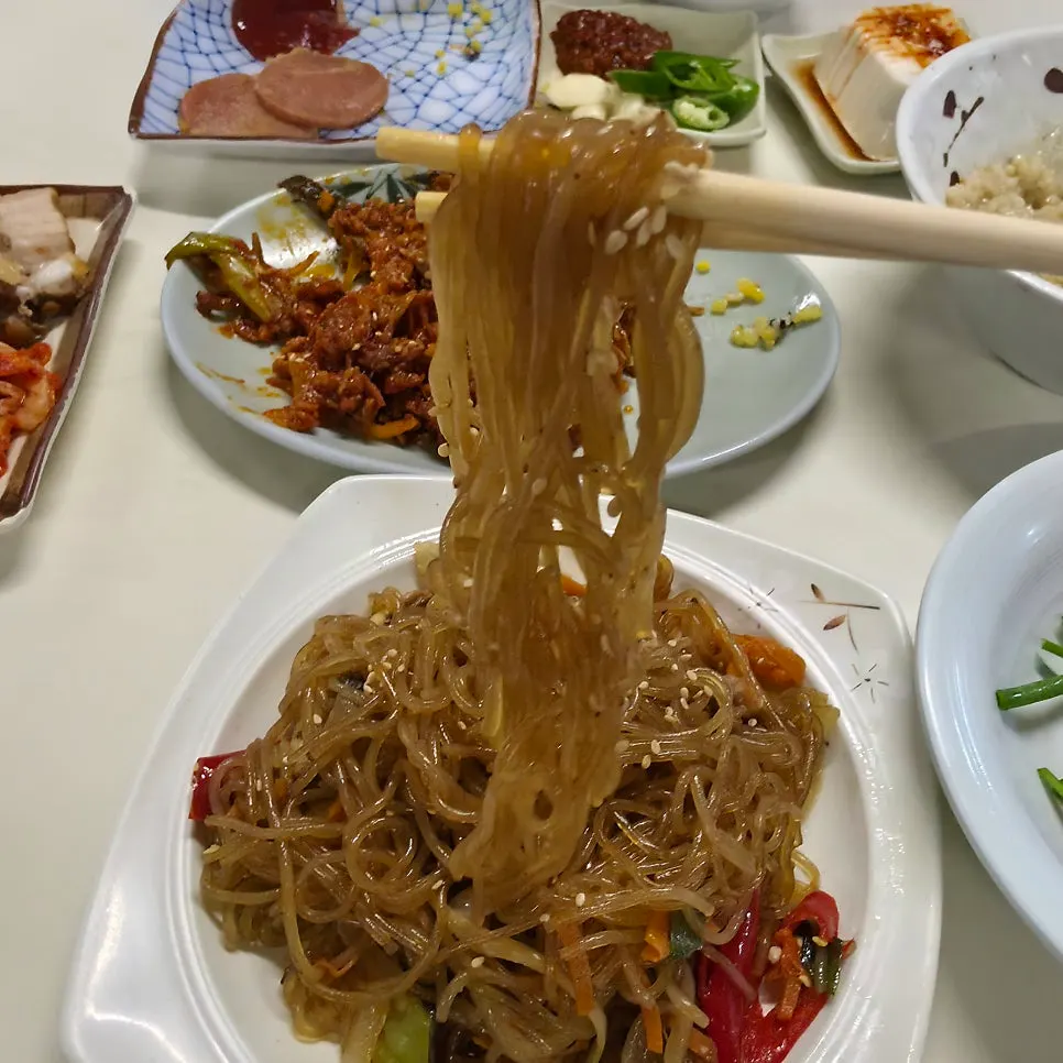 레트로 분위기의 테이블 한상