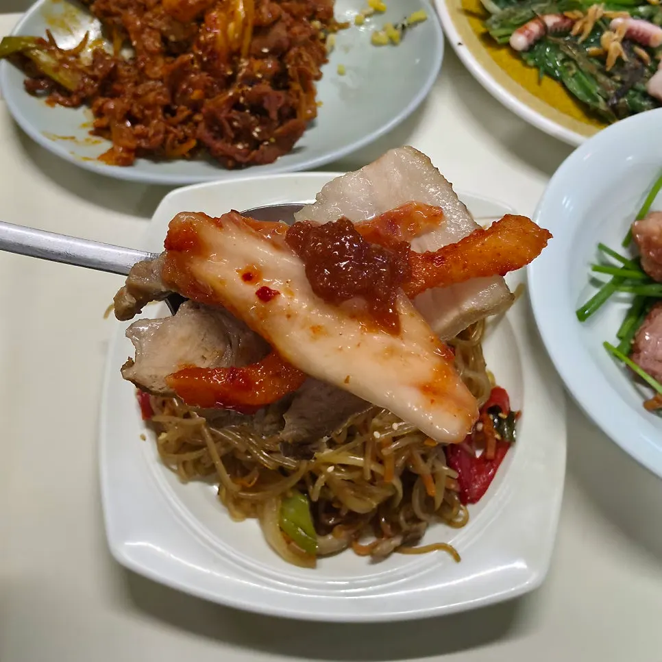 수육이 담긴 보쌈 접시