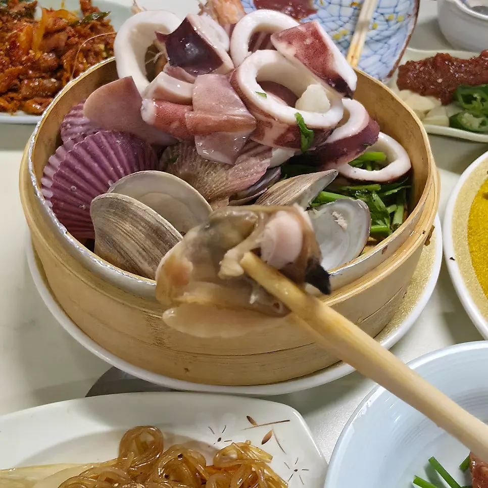 오징어 몸통이 통째로 올라간 해물찜