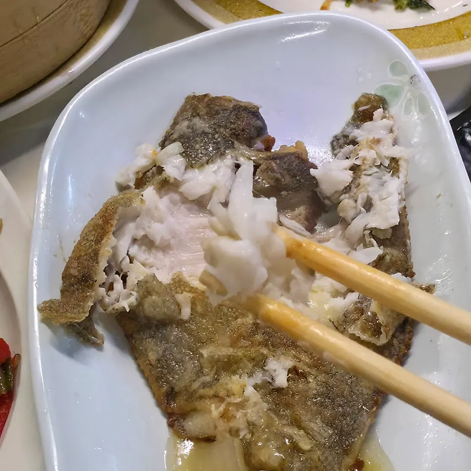 가자미 구이를 발라 먹는 모습