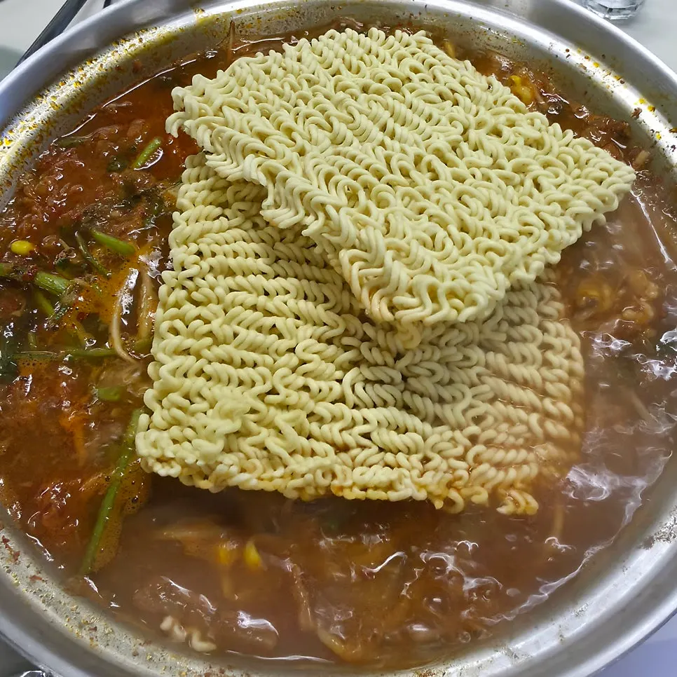 병음료와 함께 놓인 술상