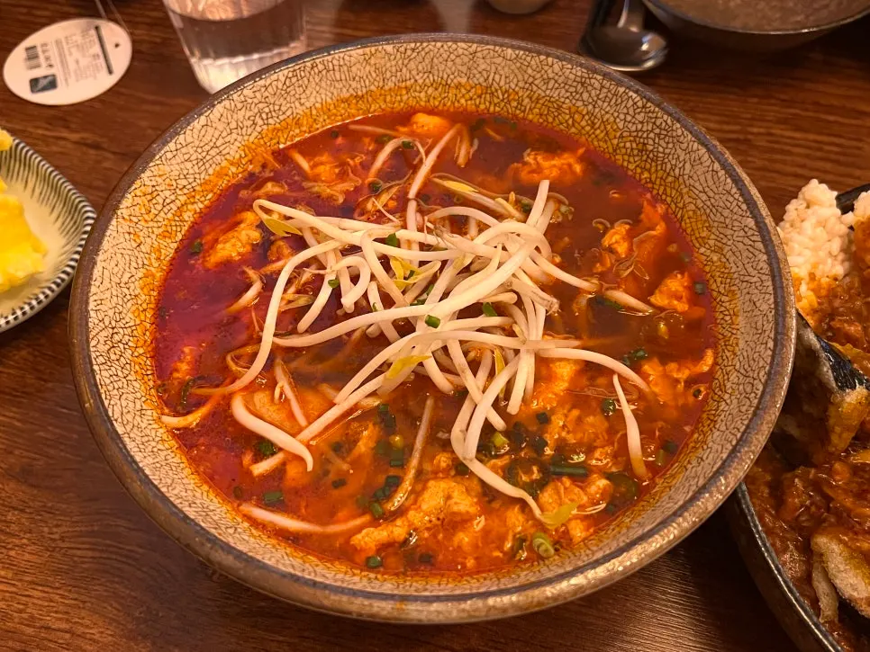 シシビビの辛口の赤い卵スープ
