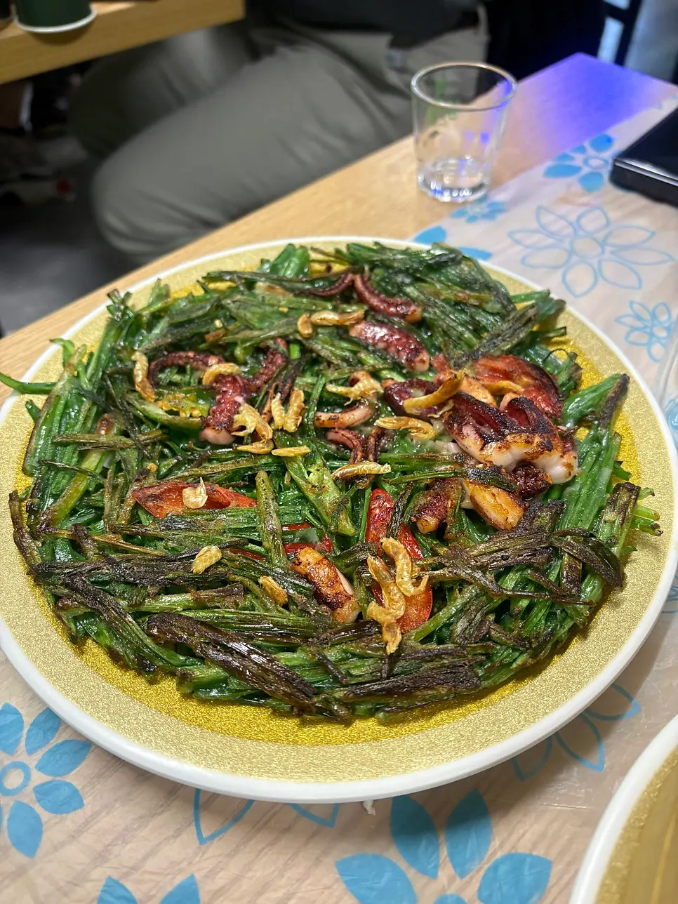 주먹밥에 올린 오돌뼈