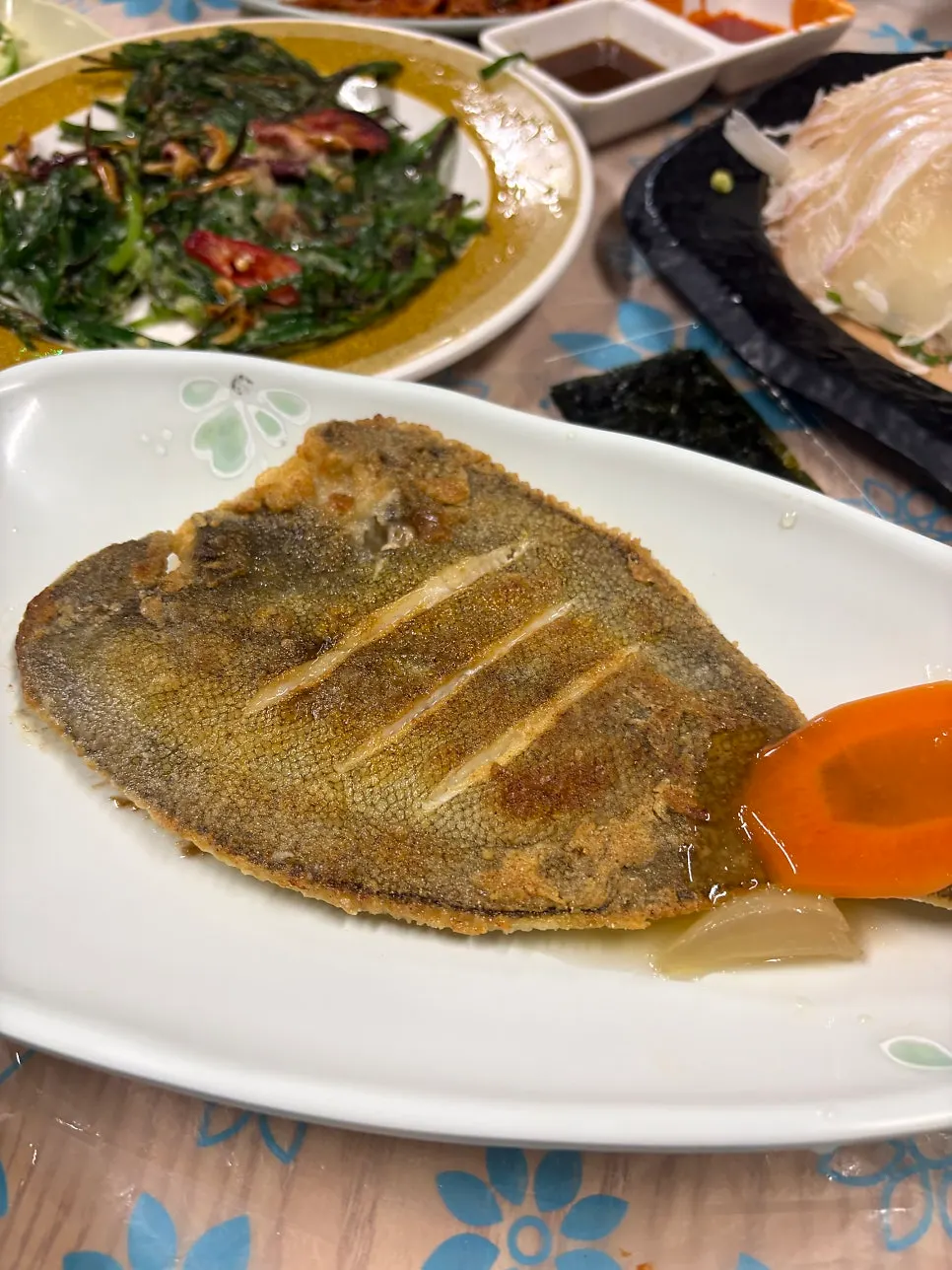 백김치와 김을 곁들인 회