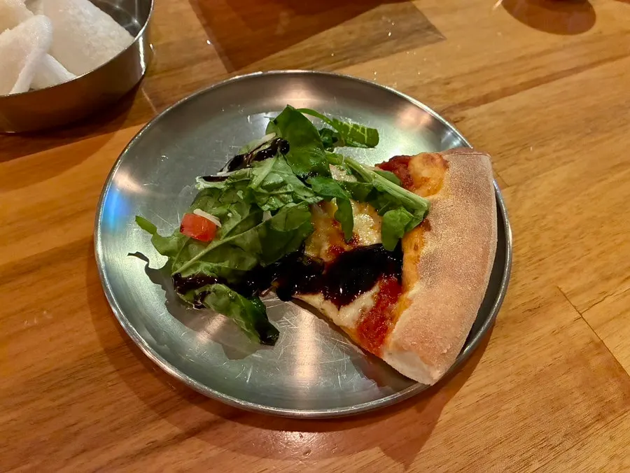 루꼴라와 토마토를 올린 화덕피자