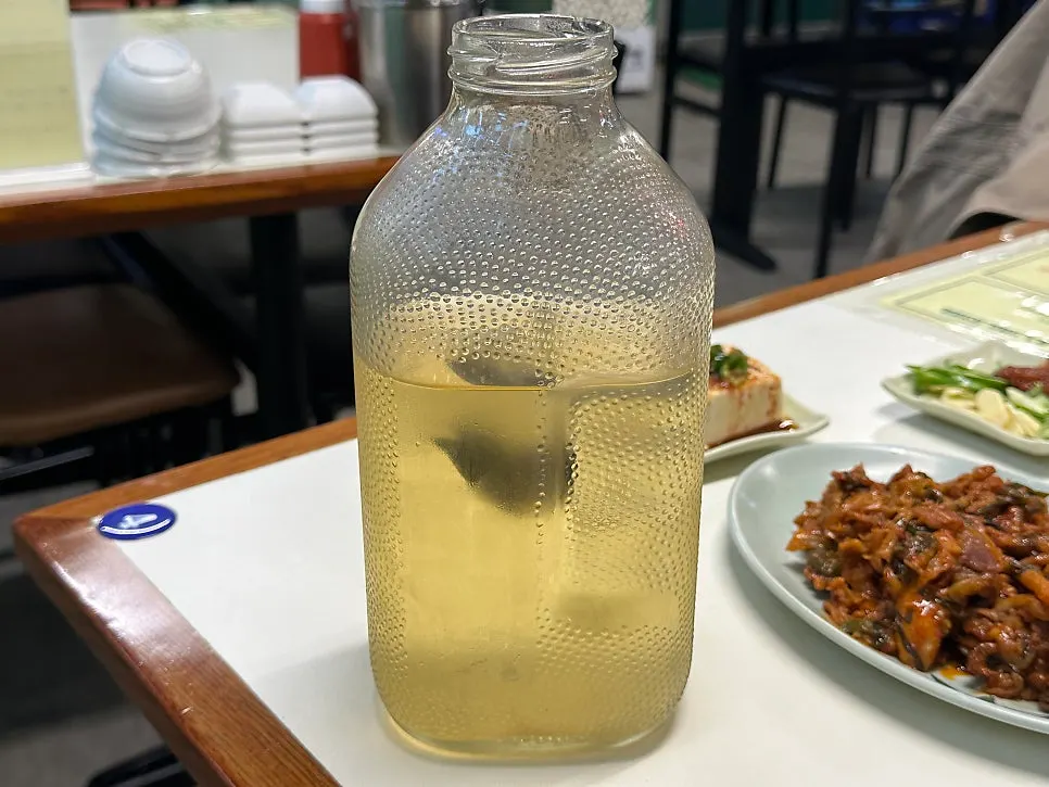 싸이월드 감성 글귀가 붙은 술집 벽 한쪽
