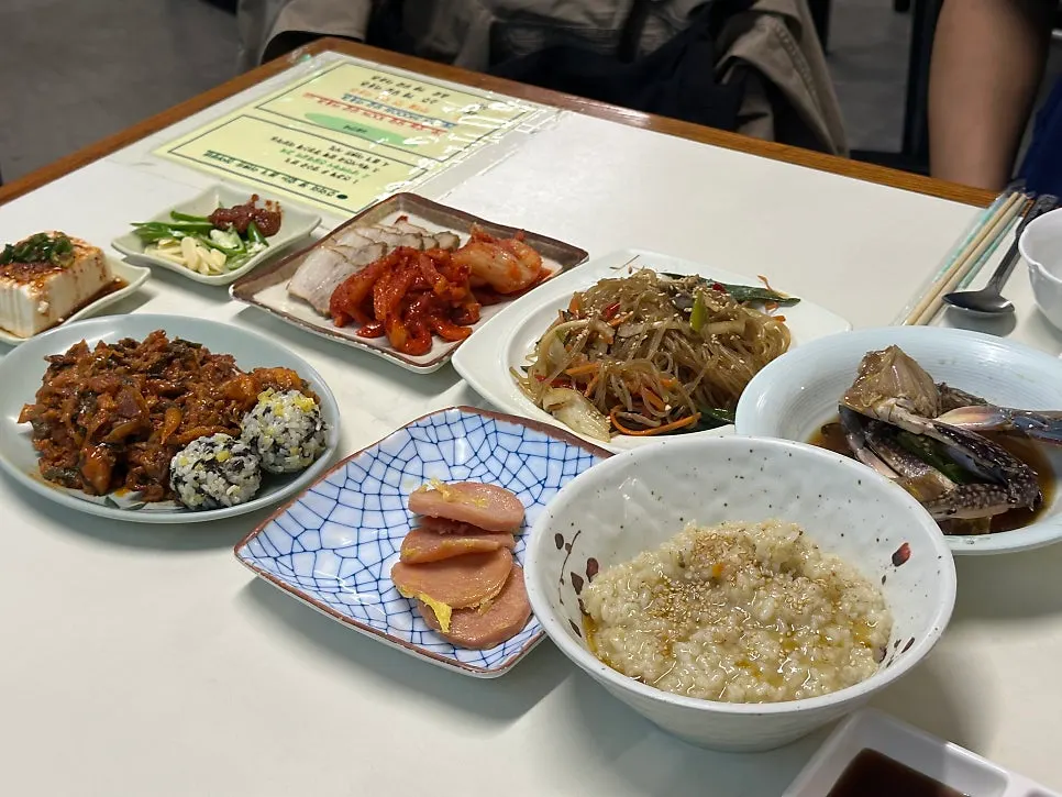 삼촌카세 1차 라운드 안주가 가득한 테이블