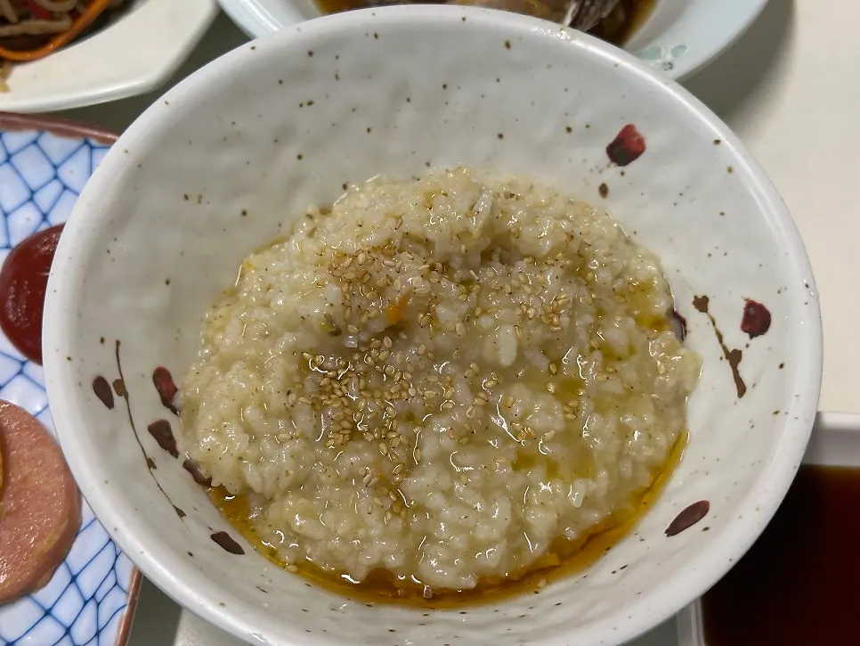 대접에 가득 담긴 식전 전복죽