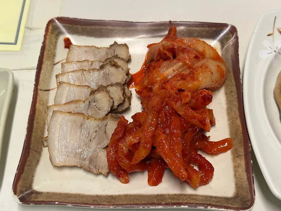 보쌈 수육과 무말랭이 김치 접시