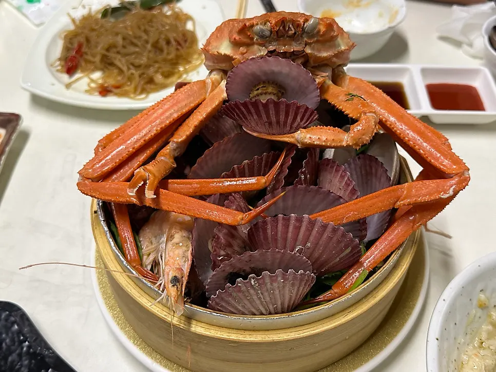 테이블에 올라온 나무 찜기 해물찜