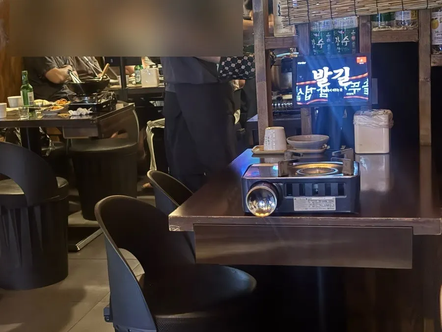 데이트 손님이 많은 발길 내부 좌석