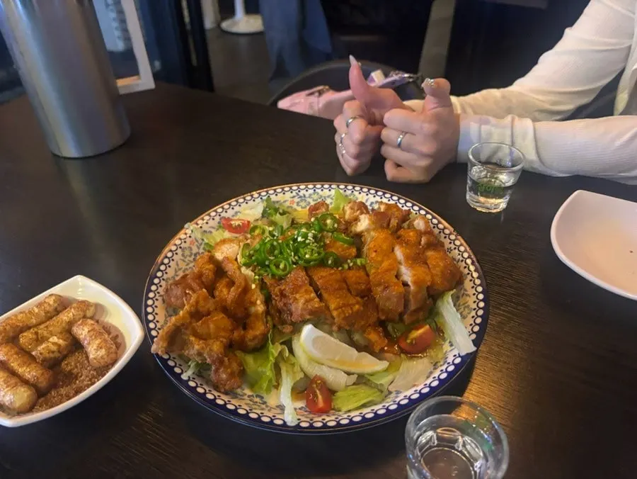 넉넉한 4인 테이블의 발길 내부 공간