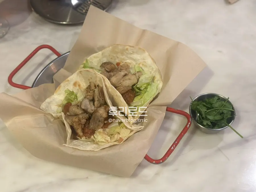 테이블에 놓인 생맥주 잔