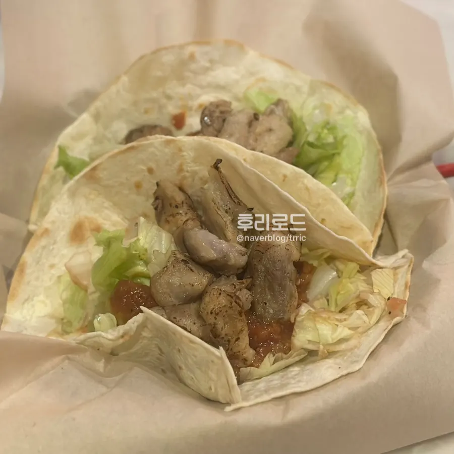 채소와 고기가 듬뿍 올라간 타코