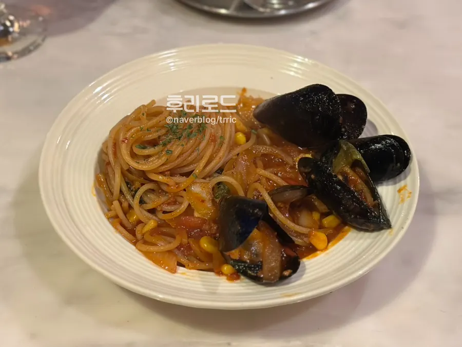 두 피스로 나온 타코 접시