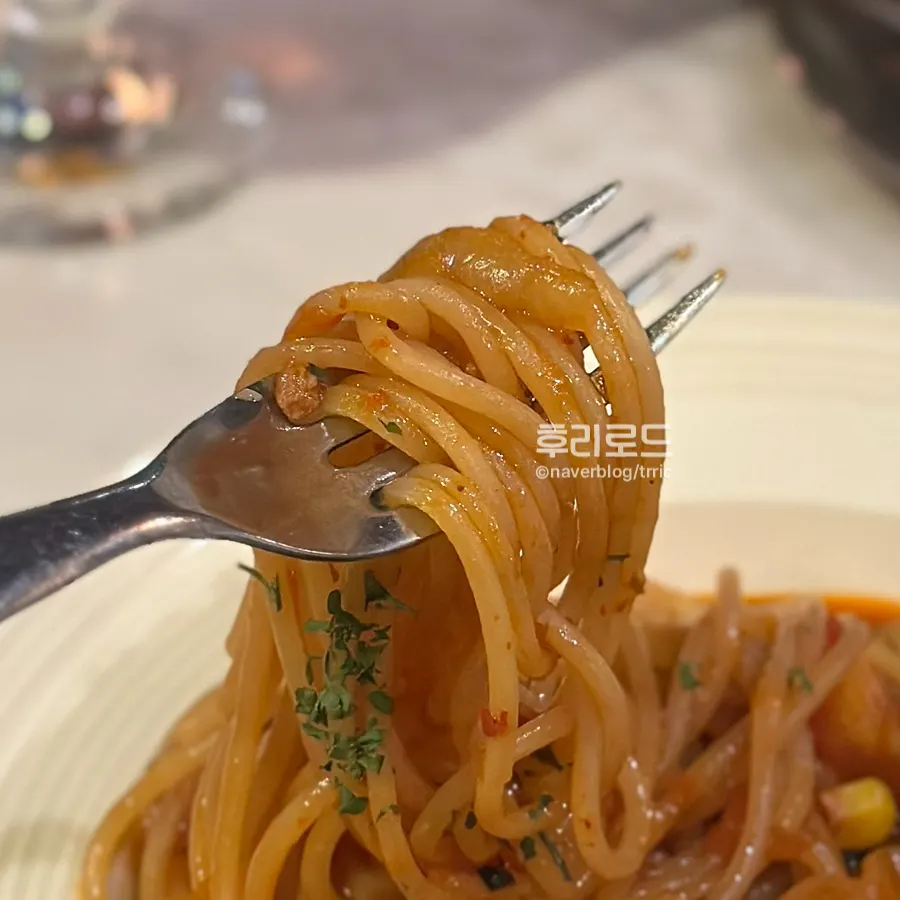 포크로 덜어낸 토마토 파스타