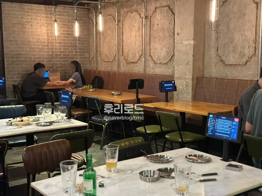 마무리한 테이블과 남은 맥주잔