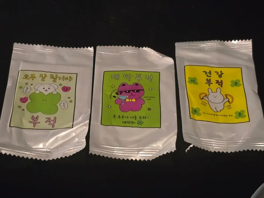 Wet wipes and table setting arranged as a set
