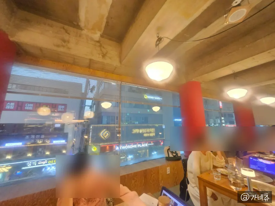 모던한 인테리어와 조명이 있는 매장 좌석