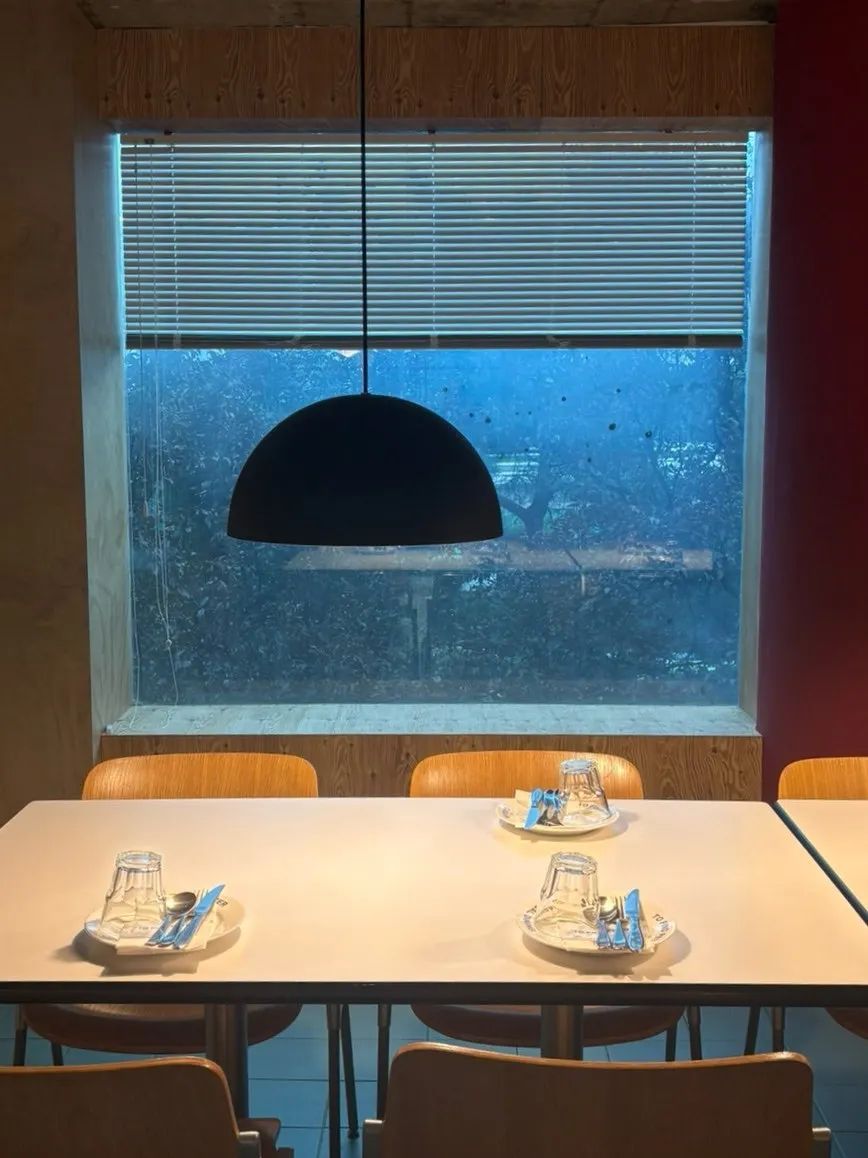 창가 뷰 자리와 분리된 안쪽 공간