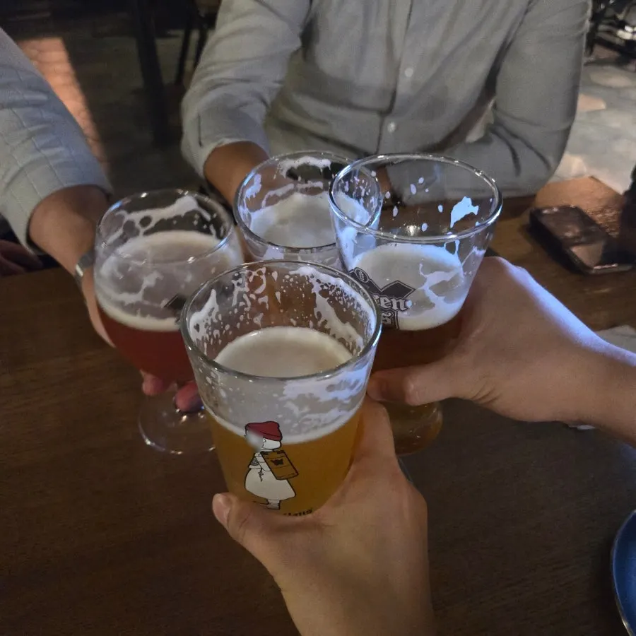 마크가 새겨진 맥주잔에 담긴 수제맥주