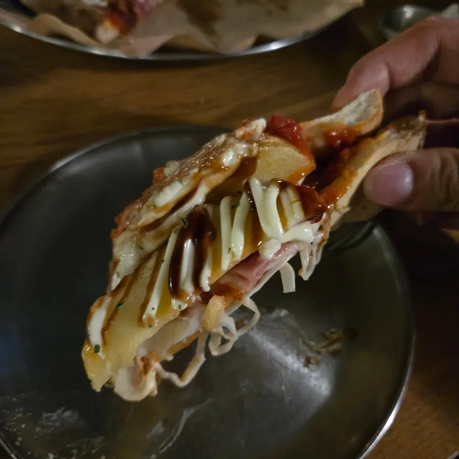 피자 한 조각과 수제맥주 잔