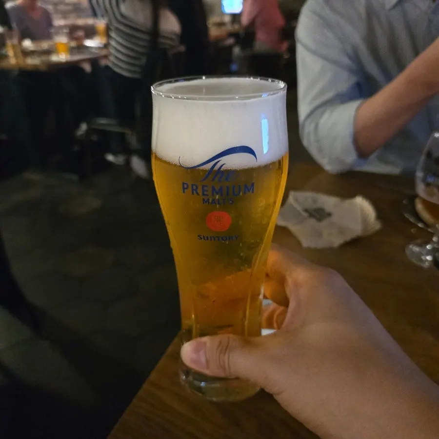 묵직한 풍미의 산토리 생맥주 한 잔