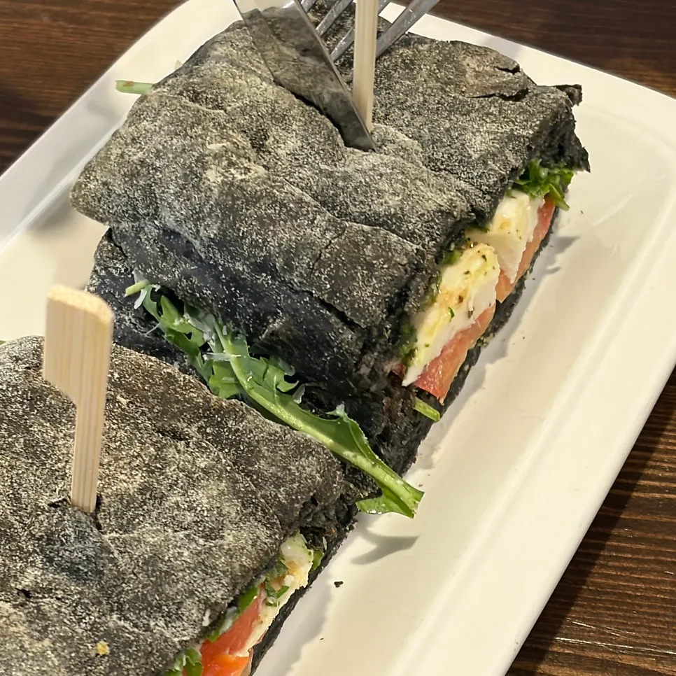 치아바타로 만든 카프레제 바질 샌드위치