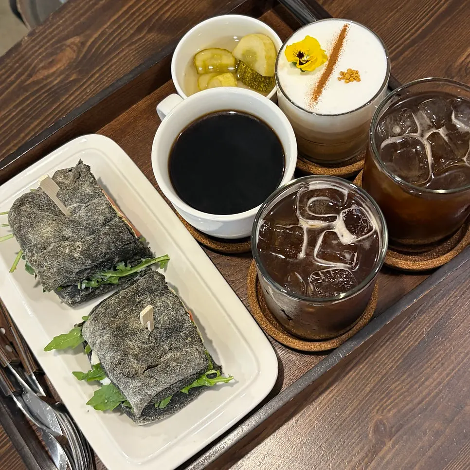생모짜렐라와 루꼴라, 토마토가 든 샌드위치 단면