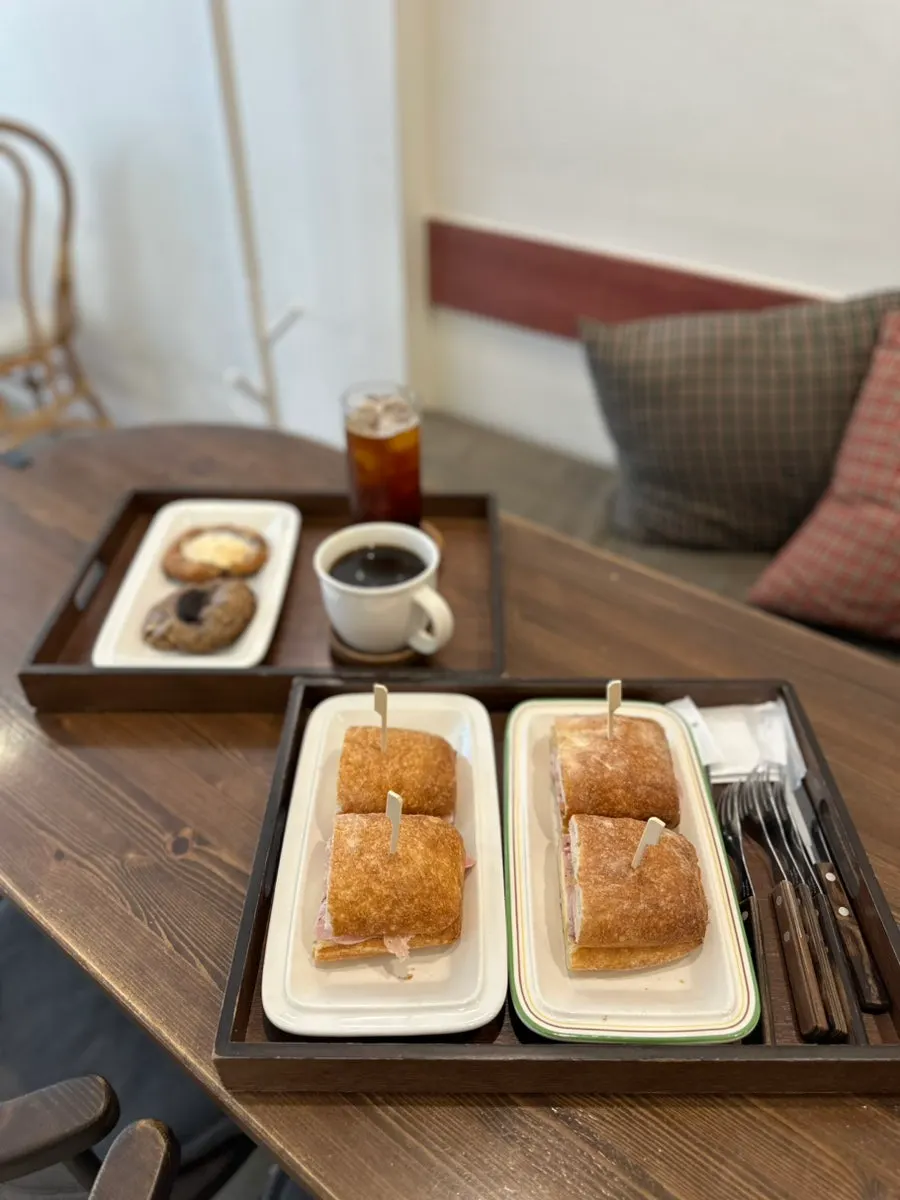 Wood-toned interior atmosphere of Saechamcoffee