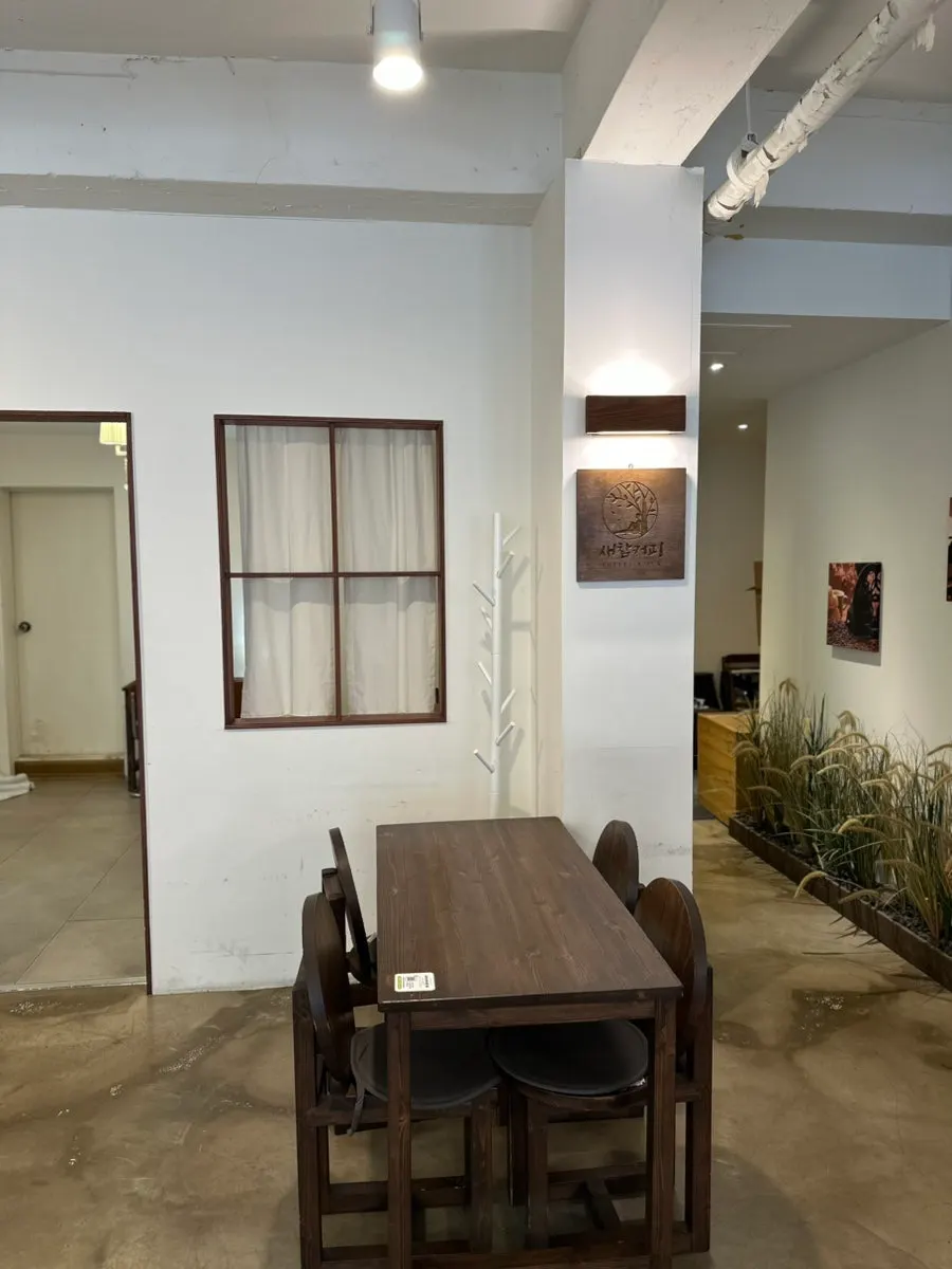 Interior decor and lighting at Saechamcoffee