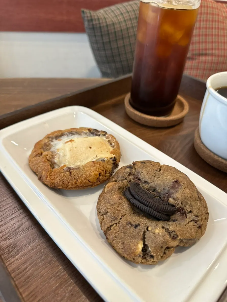 Yellow cheese and Oreo levain cookies