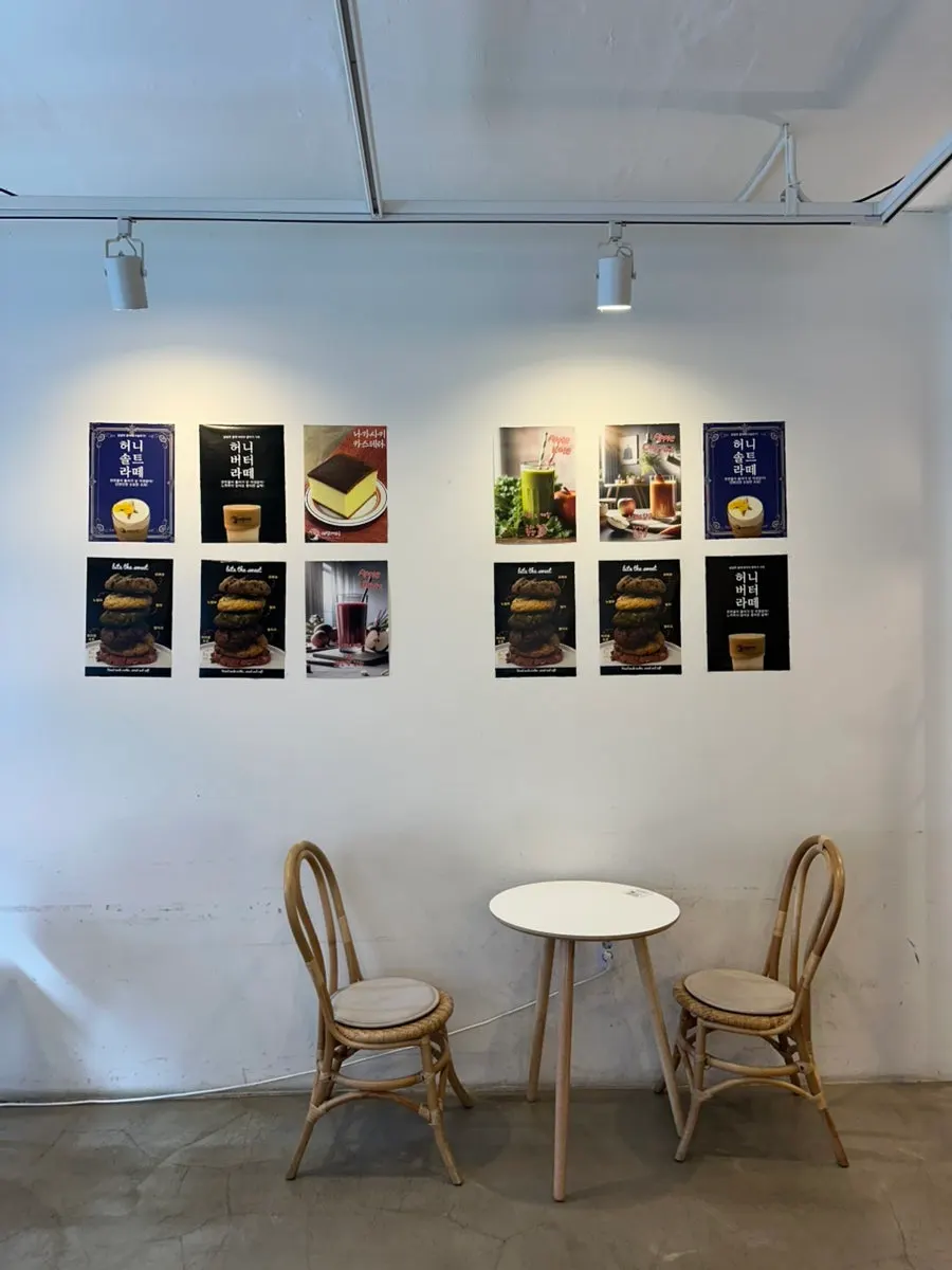 Desserts and coffee on the table at Saechamcoffee